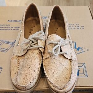 Boat Shoes in Natural Tan